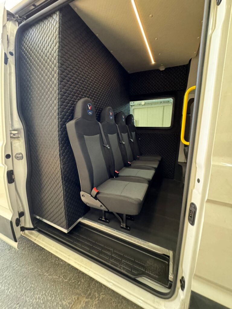 Volkswagen Crafter – ujęcie 3/4 z przodu z charakterystycznym grillem