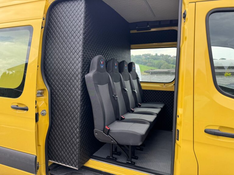 Volkswagen Crafter furgon – widok boczny z logo marki Volkswagen