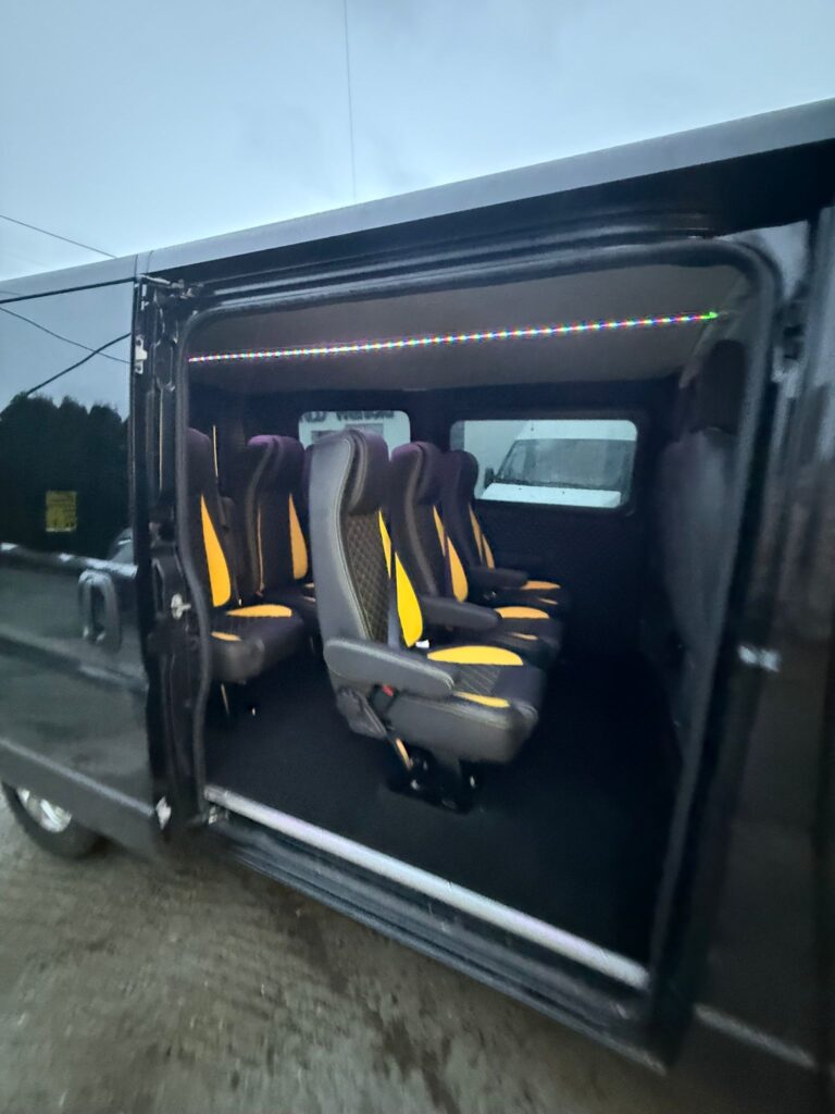 Citroën Jumper – wnętrze kabiny kierowcy i foteli pasażerskich