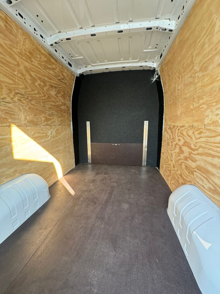 Citroën Jumper – widok ściany bocznej z izolacją i panelami