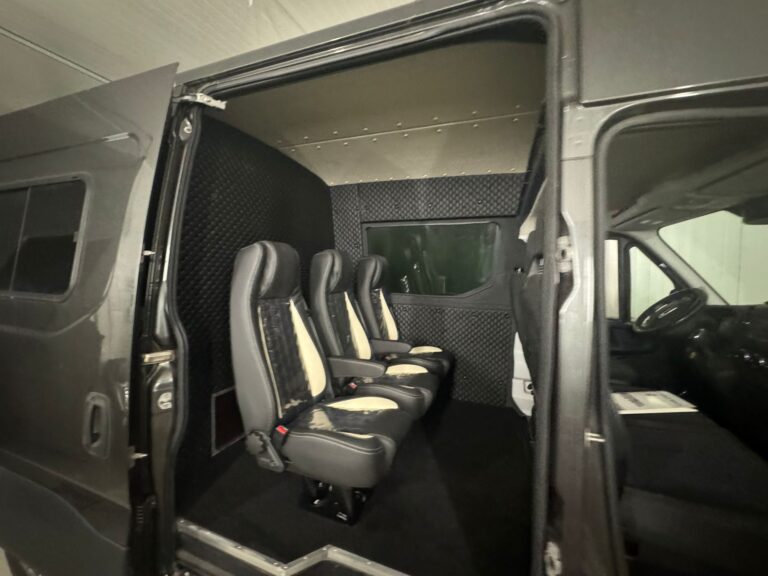 Citroën Jumper z zabudową brygadową – widok z boku auta