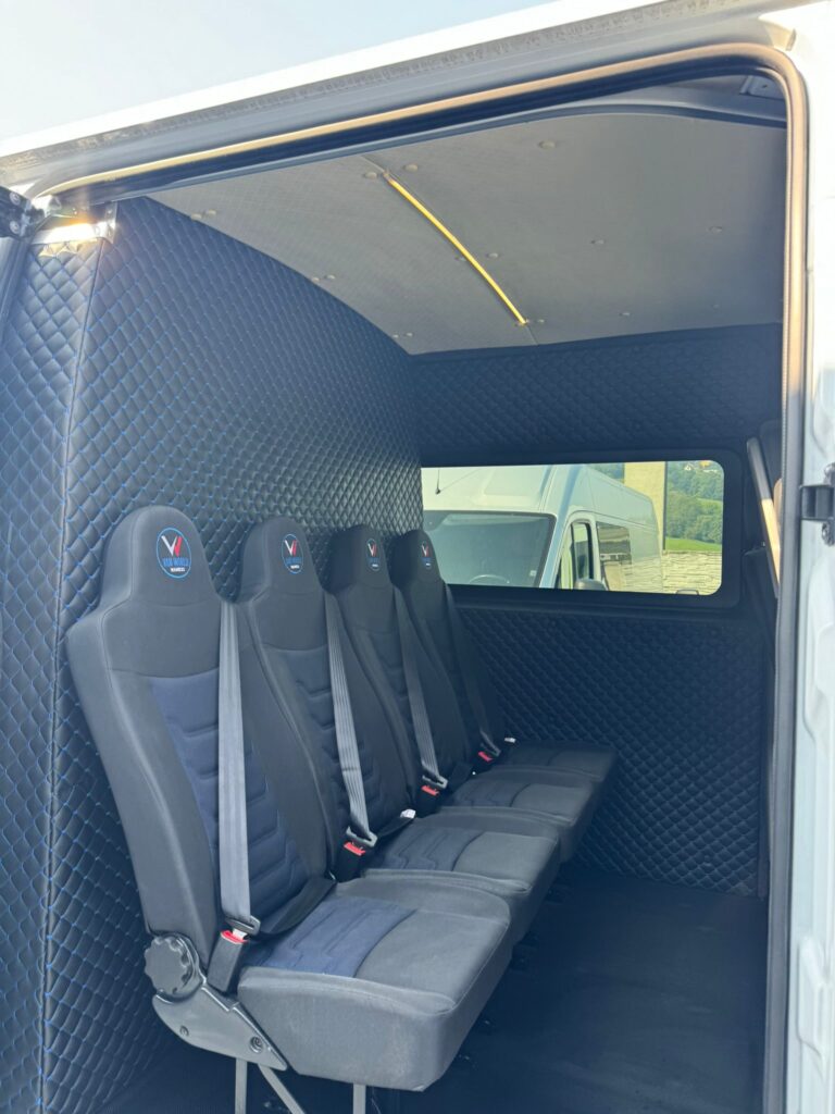 Citroën Jumper – profil auta z widocznymi felgami i reflektorami