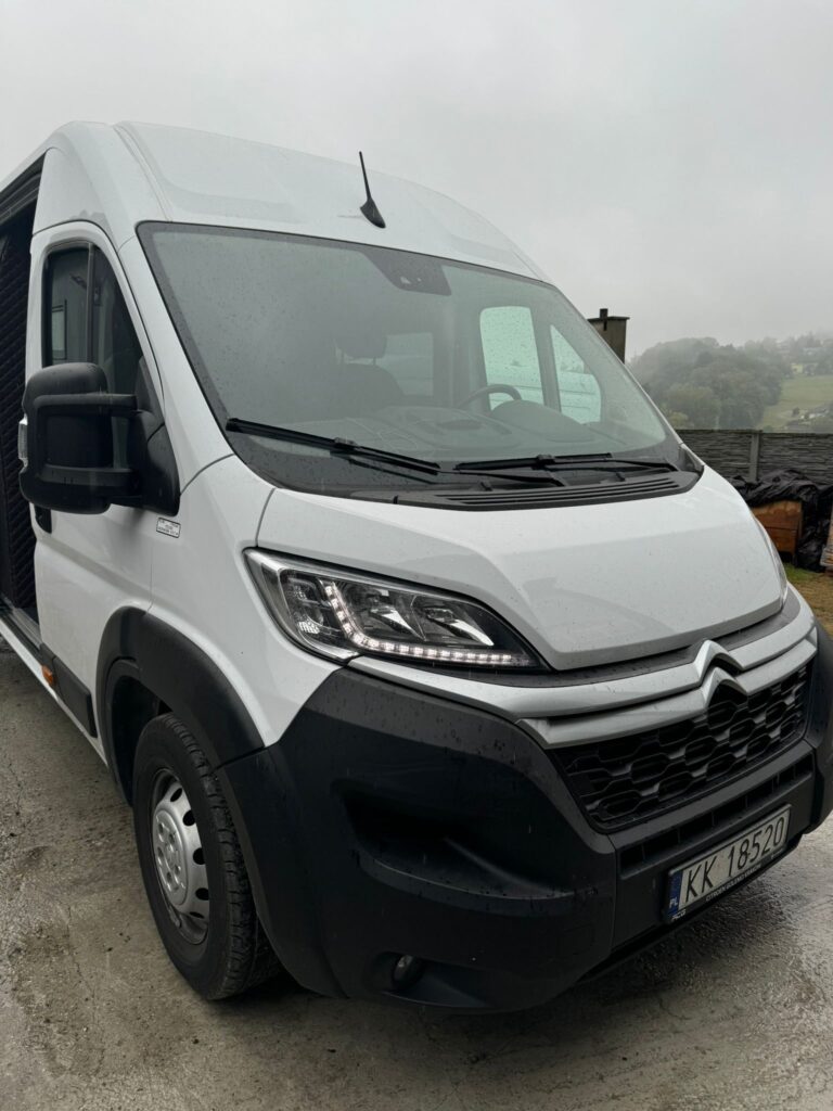 Citroën Jumper – widok ładowni z drzwiami tylnymi otwartymi