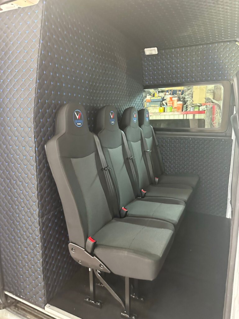 Citroën Jumper – widok ładowni z drzwiami tylnymi otwartymi