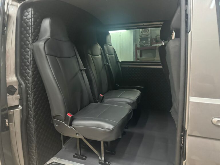 Citroën Jumpy – wnętrze busa z zabezpieczoną podłogą i ścianami