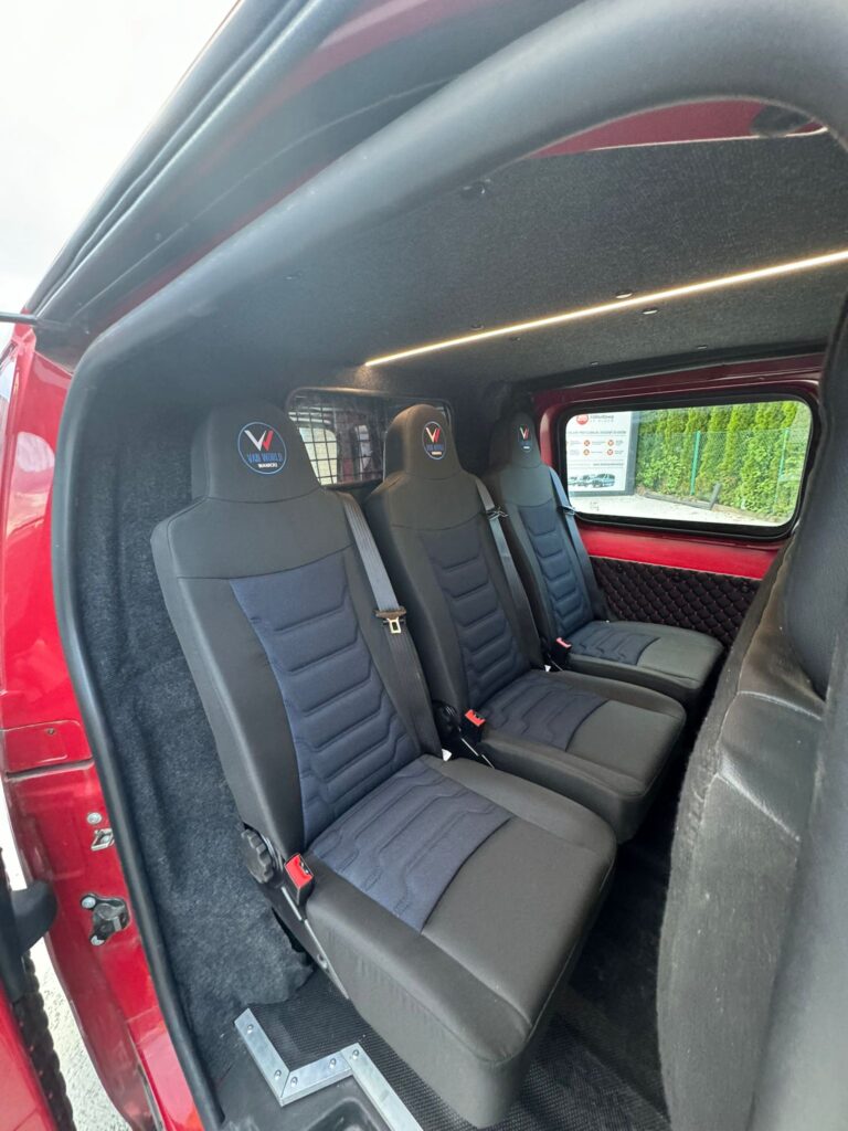 Citroën Jumpy z zabudową – widok zewnętrzny samochodu dostawczego