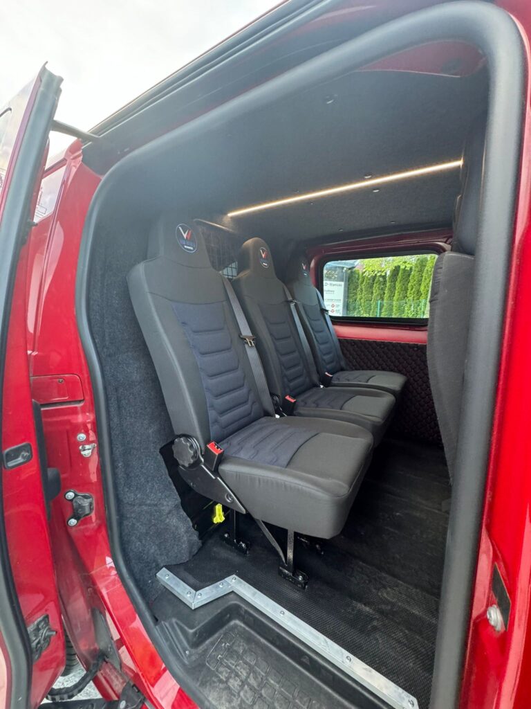 Citroën Jumpy – widok tylnej części auta z otwartą ładownią