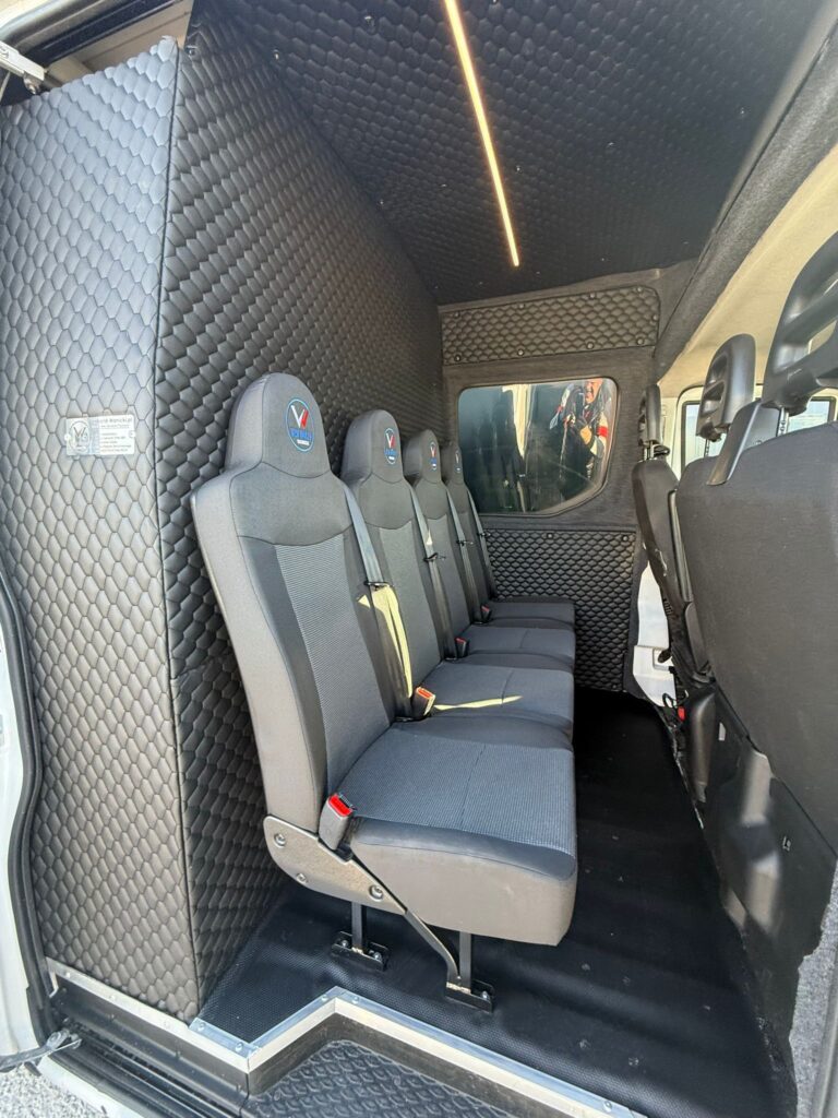 Ford Transit – widok 3/4 przodu z reflektorami i grillem