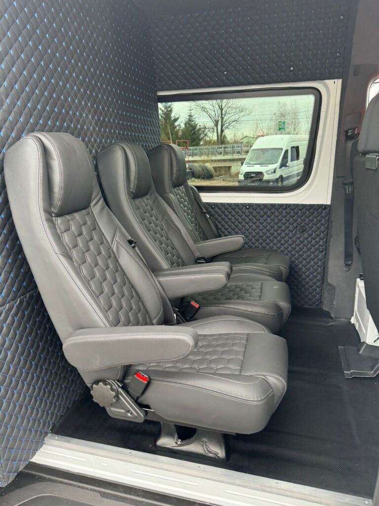 Ford Transit – widok boczny użytkowego furgonu z logo Ford