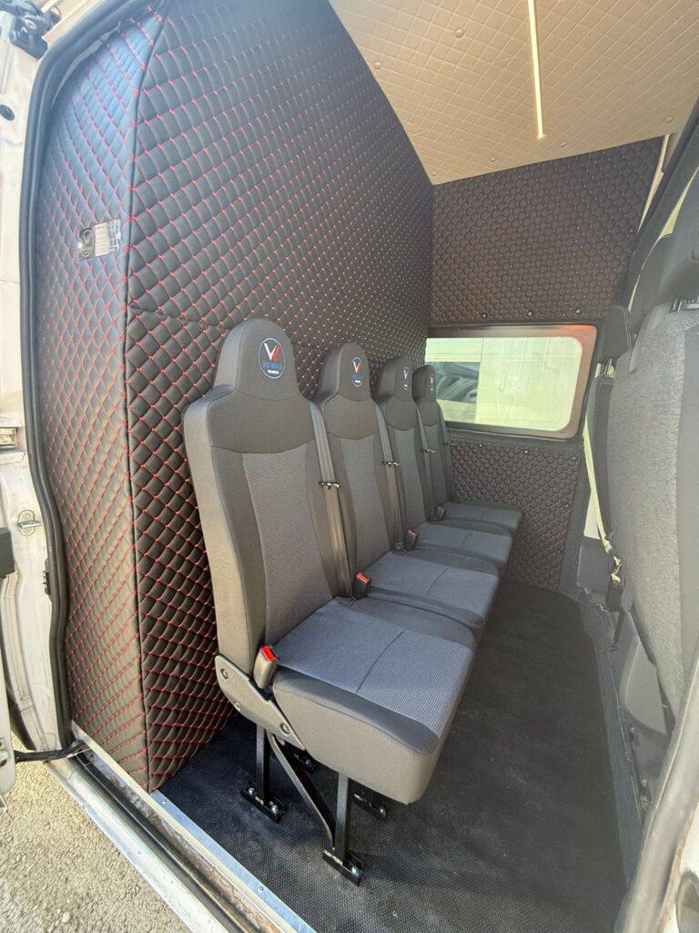 Ford Transit – siedzenia kierowcy i pasażera w kabinie