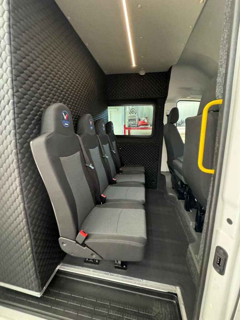 Ford Transit – kokpit kierowcy z kierownicą i panelem sterowania