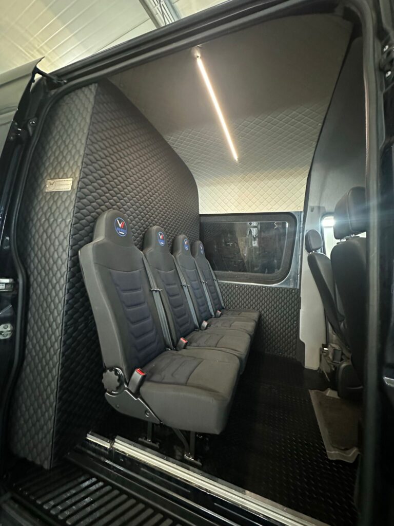 Ford Transit – furgon z praktycznymi drzwiami bocznymi i tylnymi