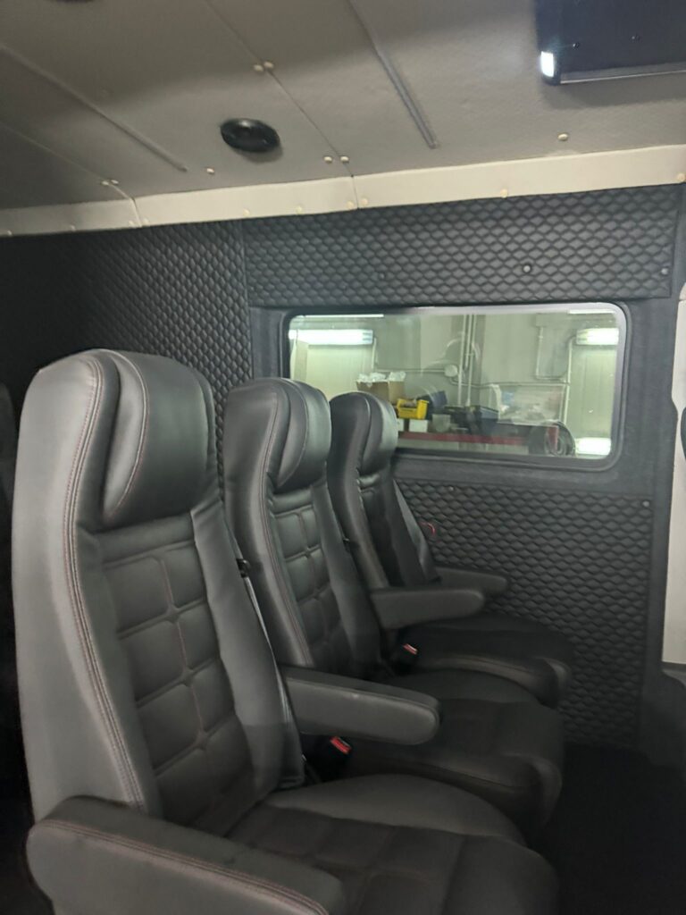 Ford Transit – panel multimedialny z ekranem SYNC 4