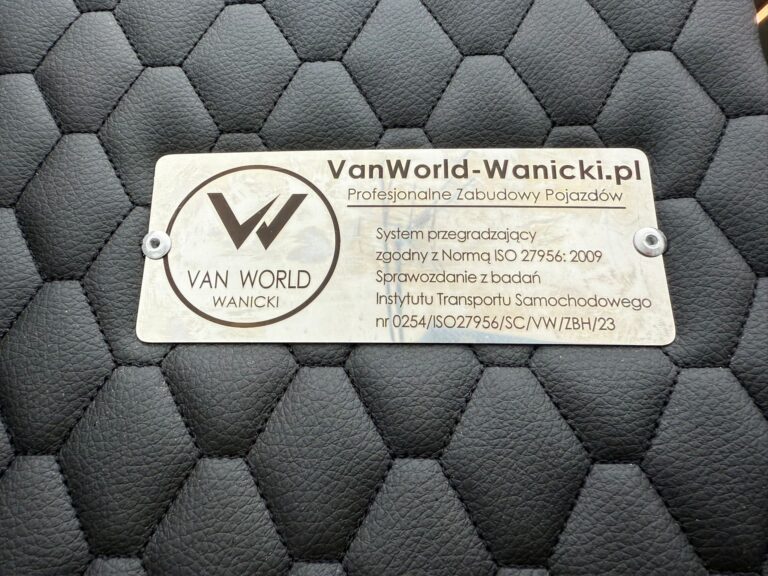 Ford Transit – lusterko boczne i profil nadwozia furgonu