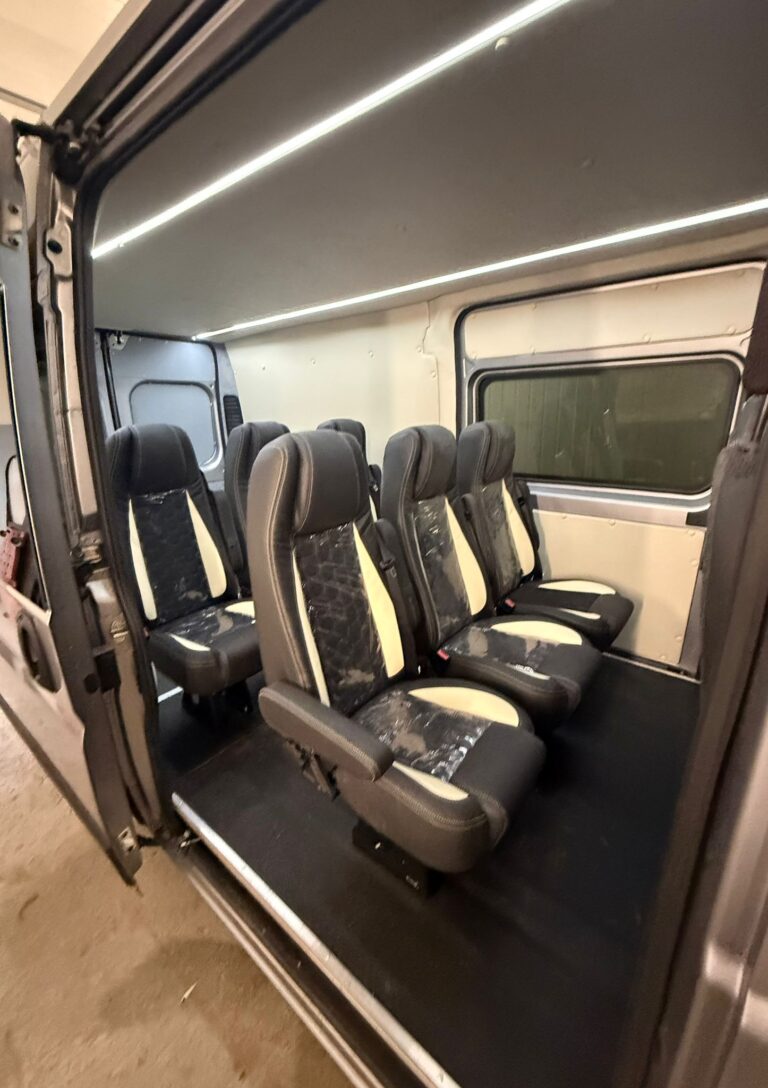 Opel Vivaro van użytkowy – widok z przodu całego auta