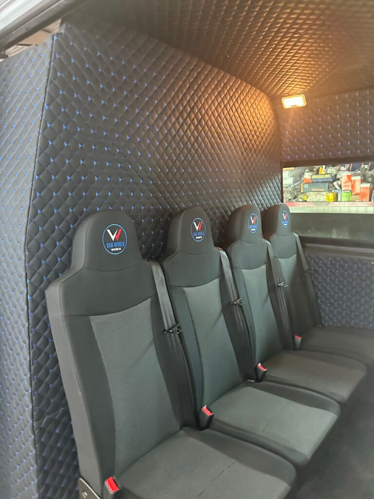 Ford Transit – szeroka przestrzeń ładunkowa furgonu