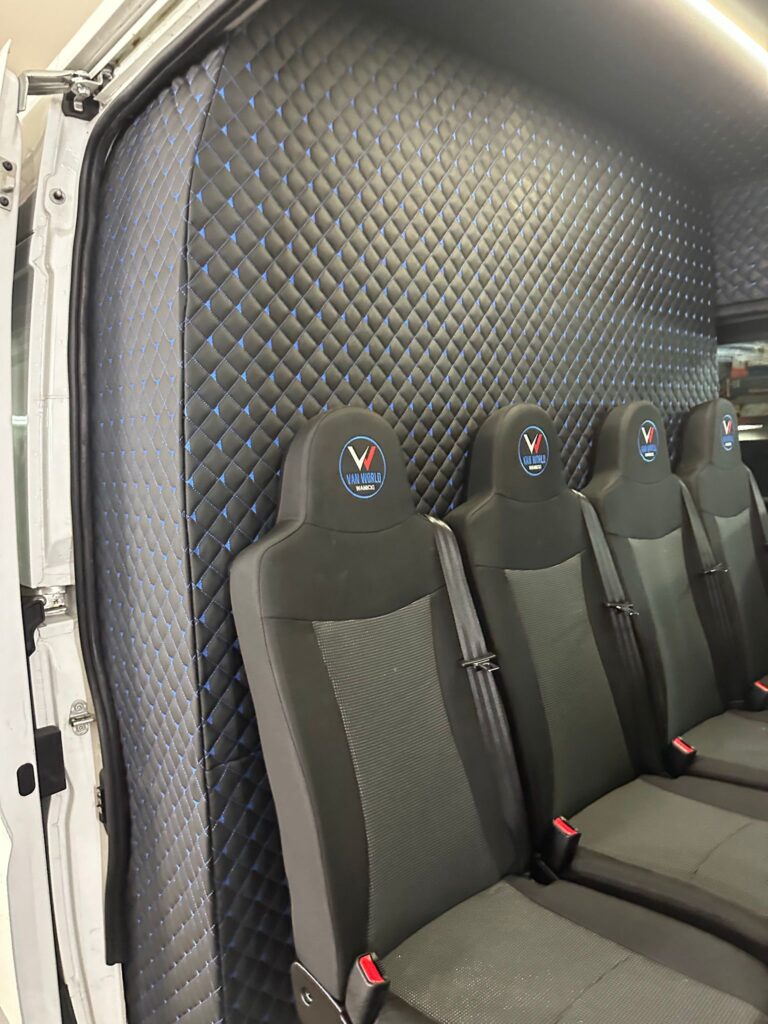 Ford Transit – drzwi boczne otwarte do wnętrza ładunkowego