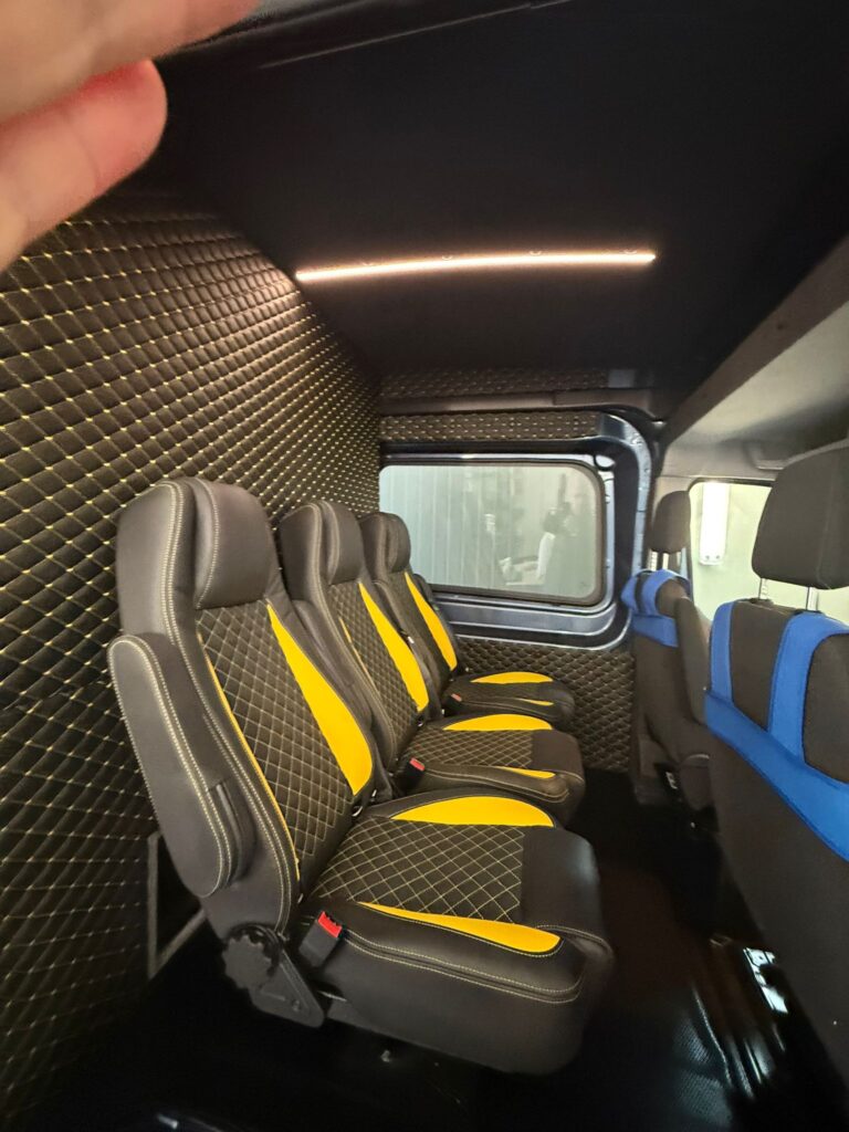 Ford Transit – wnętrze przestrzeni cargo z uchwytami mocowania