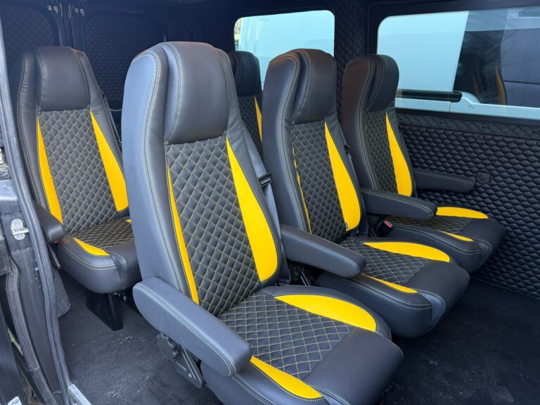 Ford Transit – kokpit kierowcy z kierownicą i panelem sterowania