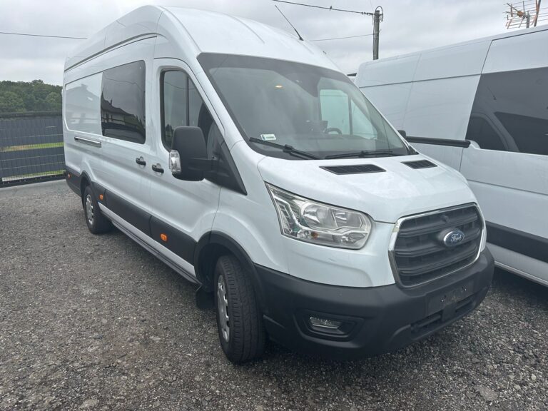 Ford Transit – drzwi boczne otwarte do wnętrza ładunkowego