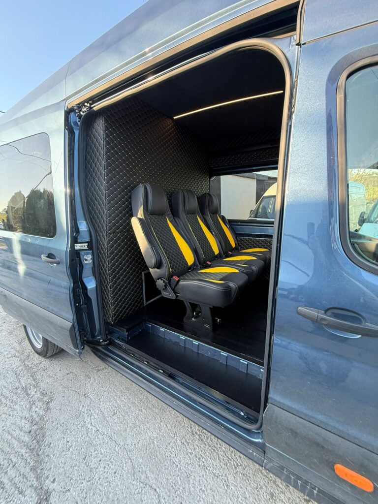 Ford Transit – podłoga i przestrzeń ładunkowa widziana z boku