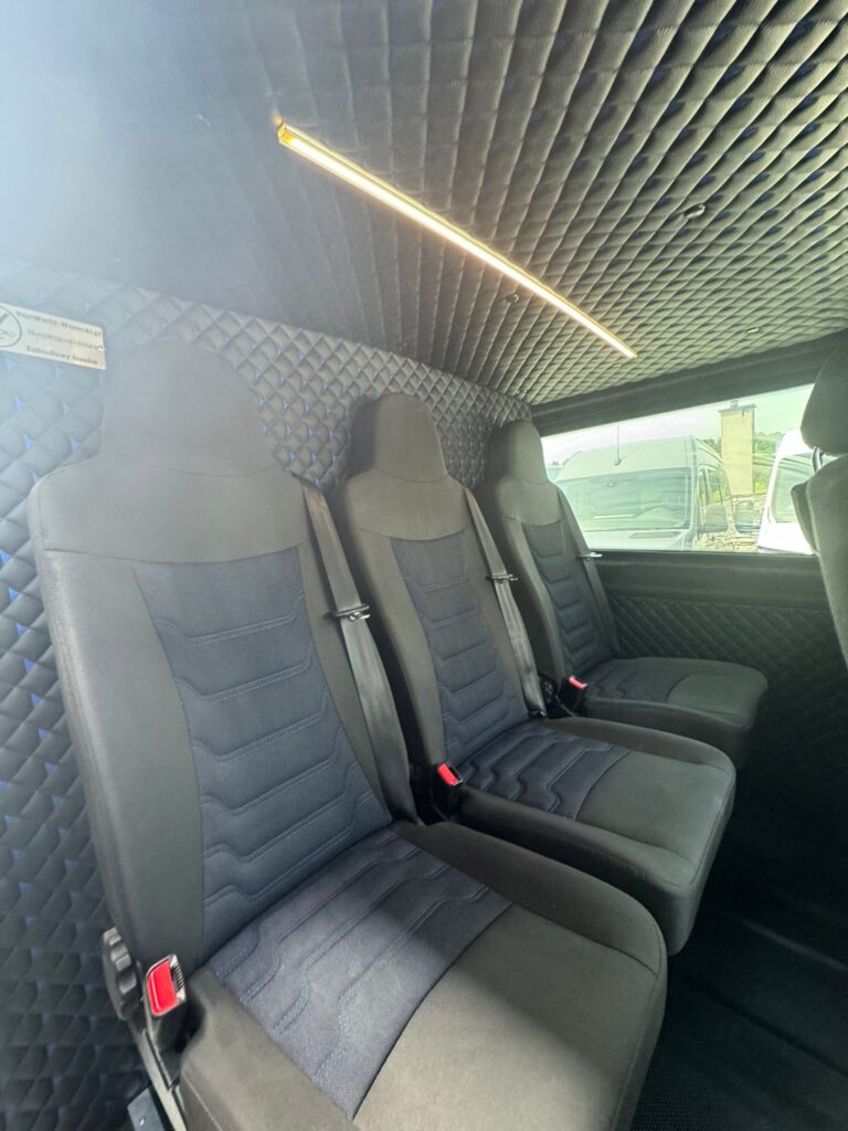 Volkswagen T6 transporter – widok boczny z logo marki Volkswagen