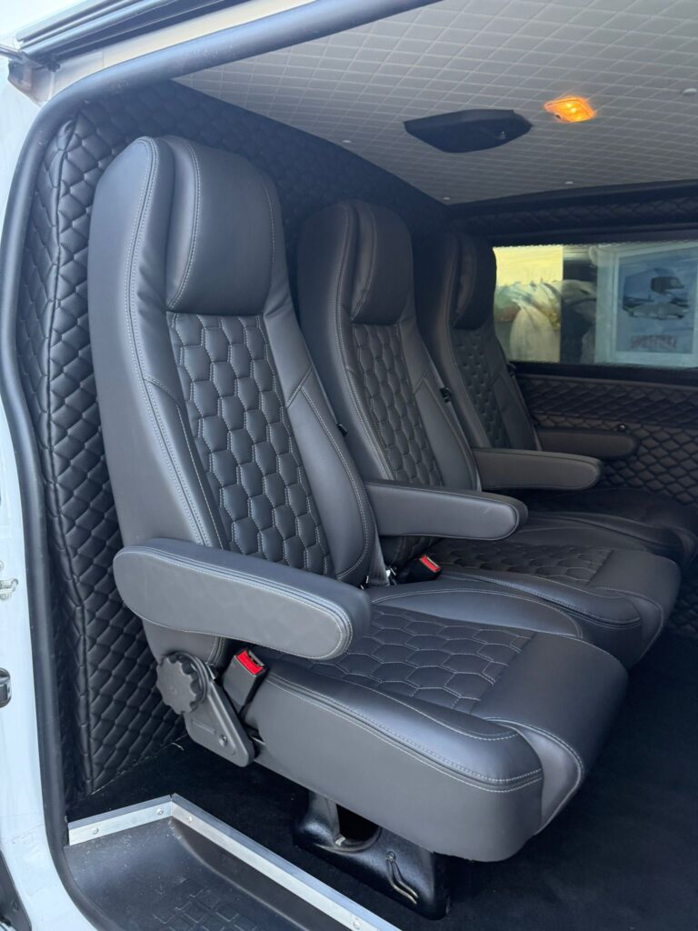 Volkswagen transporter – załadunek towarów przez tylne drzwi furgonu