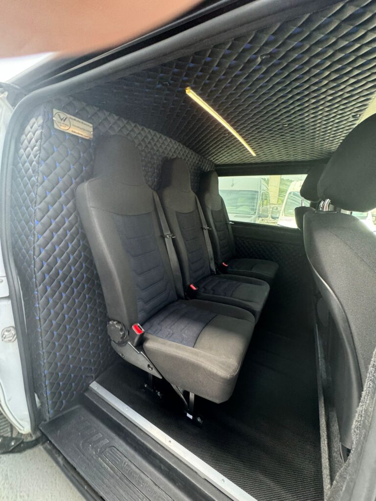 Volkswagen transporter – tylne światła i podwójne drzwi cargo