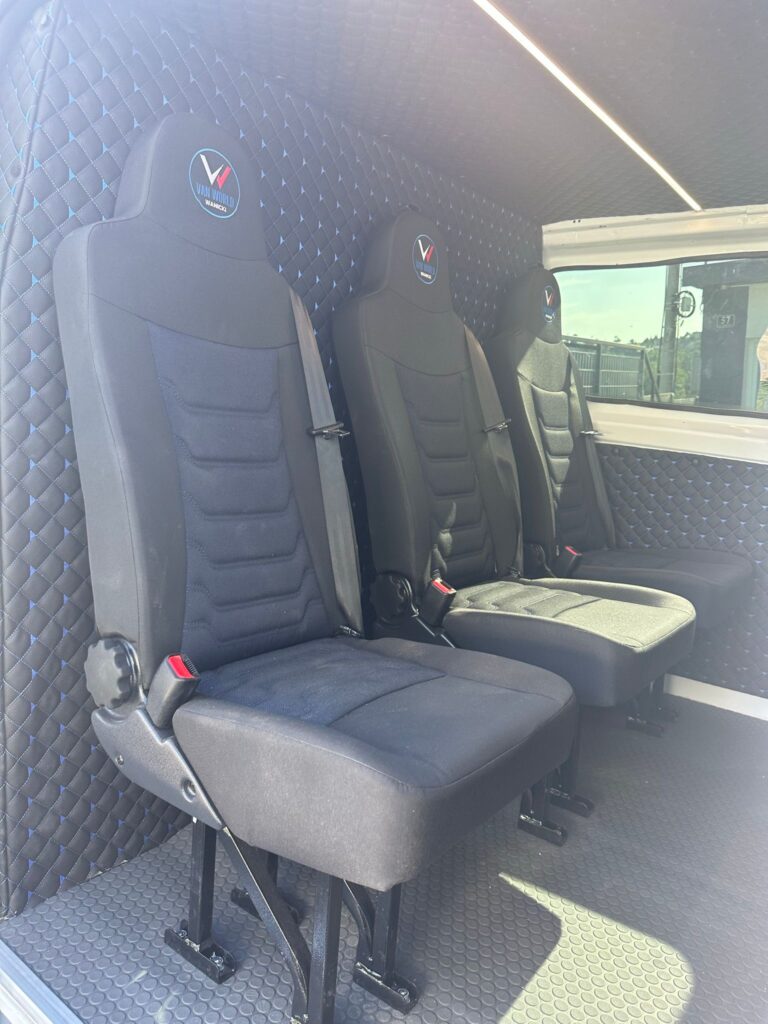 Volkswagen transporter – boczne lusterko i panel karoserii furgonu