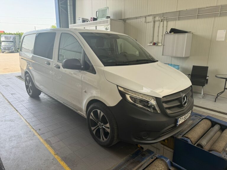 Volkswagen T5/T6/T7 – ujęcie 3/4 z przodu z charakterystycznym grillem