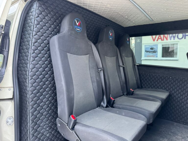 Volkswagen T5 van dostawczy – widok z przodu całego auta