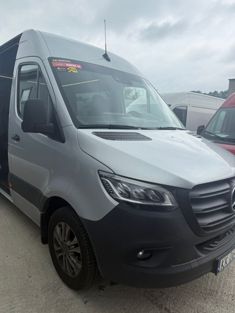 Widok wnętrza brygadowego vana – ergonomiczne rozmieszczenie siedzeń i przestrzeni ładunkow