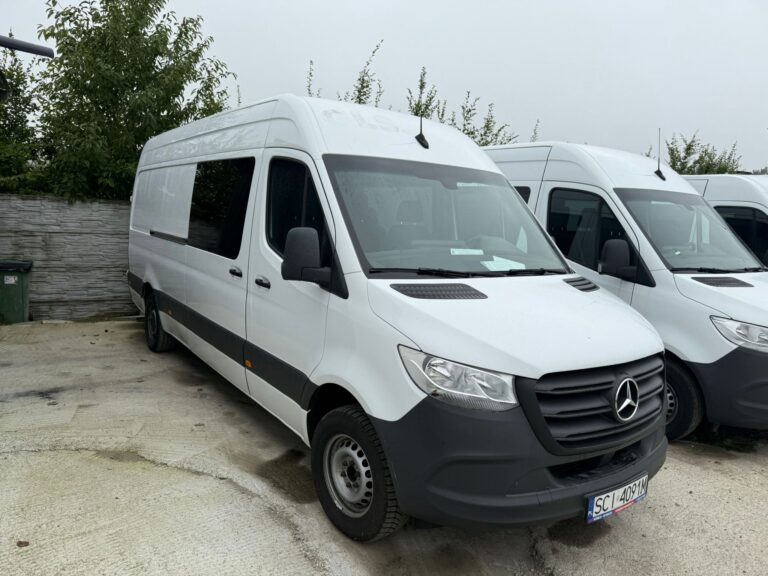 Brygadowe siedzenia – zbliżenie na zagłówki, pasy i tapicerowane oparcia