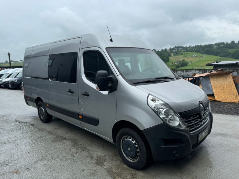 Panel ściany grodziowej w brygadowym busie – z oknem i mocowaniami