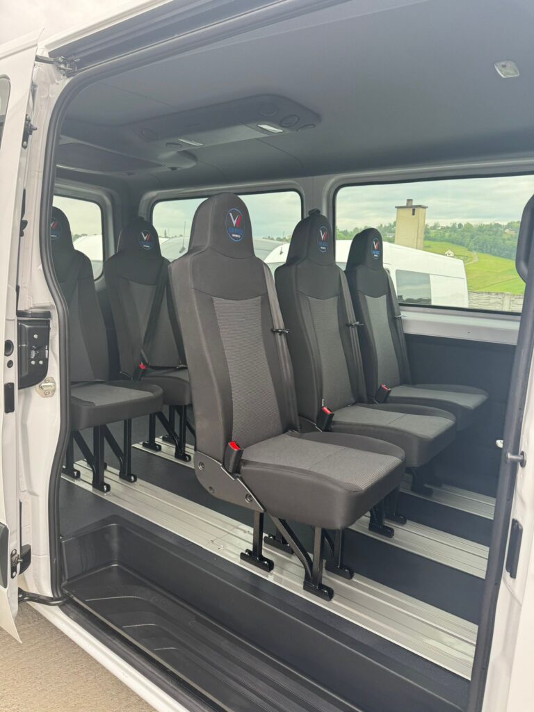 Siedzenia brygadówki – chybotliwe ujęcie ich montażu i wykończenia tapicerskiego