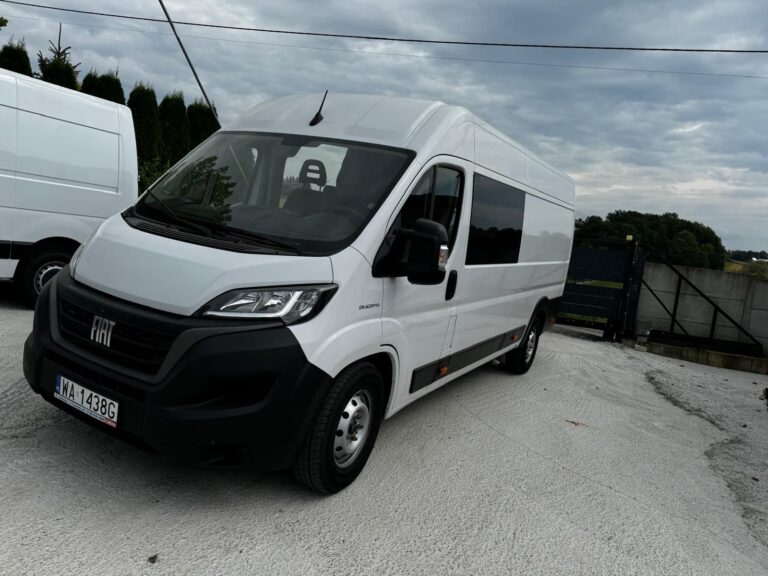 Kabina brygadowa – widok przodu kokpitu i drugiego rzędu siedzeń brygadowych