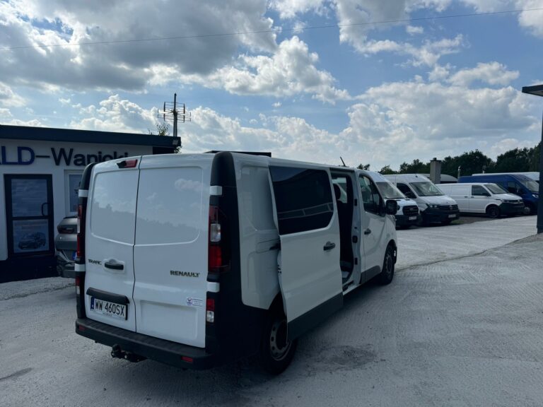 Brygadowy van – widok z boku na użytkową część ładunkową i kabinę pasażerów