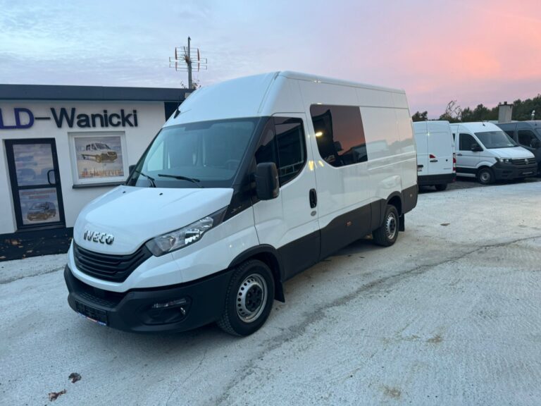 Samochód dostawczy z brygadówką – ujęcie wnętrza z zasobnikiem narzędzi i dodatkowymi siedzeniami