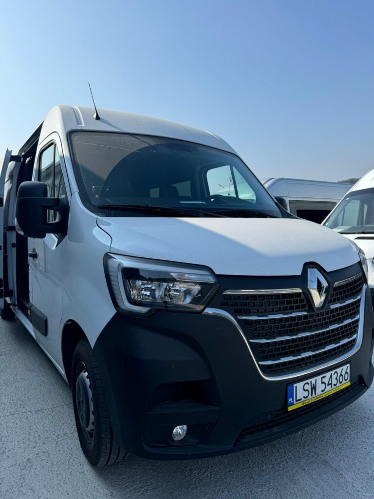 Zabudowa samochodu dostawczego – przestrzeń cargo i siedzenia brygadowe obok siebie