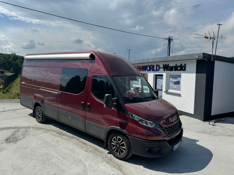 Zabudowa brygadowa – widok przestrzeni pasażerskiej z tyłu samochodu