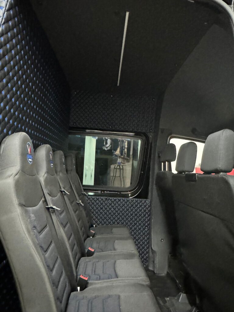 Pojazd z brygadową zabudową – pasażerowie i narzędzia w przestrzeni użytkowej