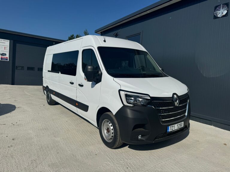 Fotele w brygadowej zabudowie – detal podłogi i mocowań siedzeń