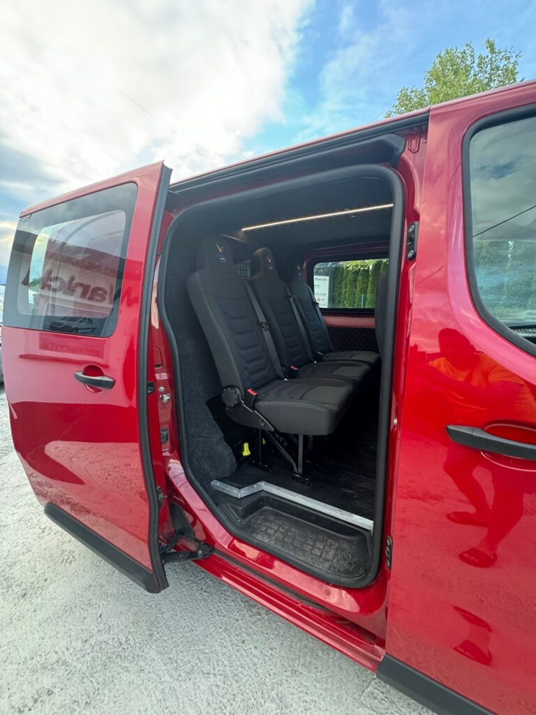 Wnętrze brygadowego busa – dodatkowe siedzenia z uchwytami i przestrzenią ładunkową