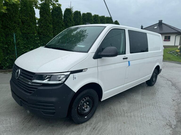 Zabudowa brygadowa – widok foteli brygadówki z pasami i zagłówkami