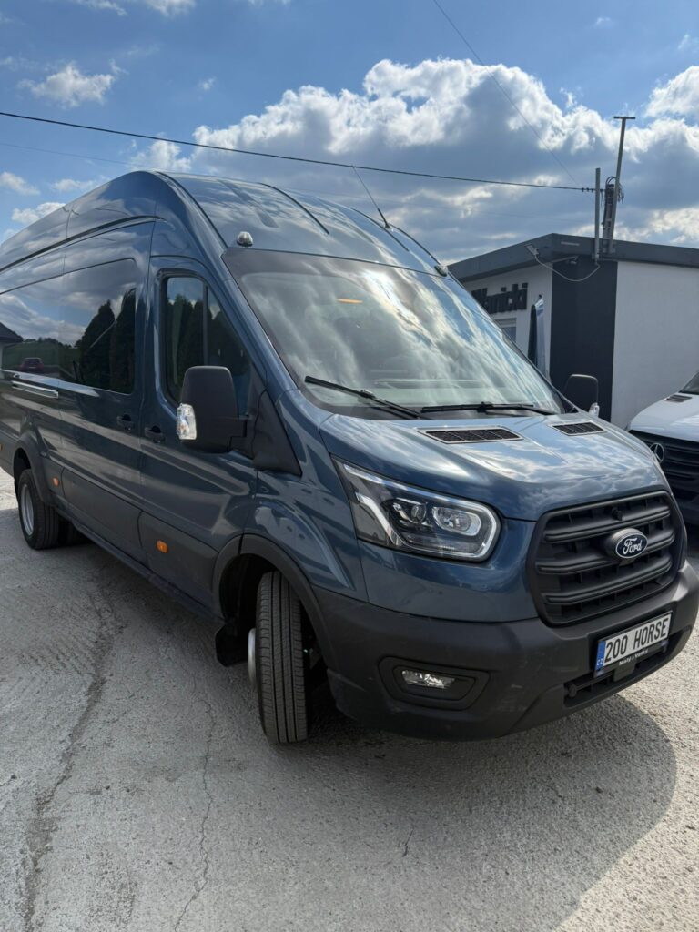 Zabudowa brygadowa – drugi rząd siedzeń z pasami bezpieczeństwa i tapicerką