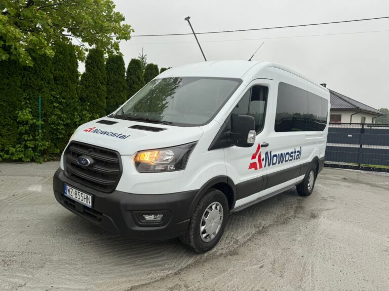 Samochód użytkowy z brygadówką – tył auta z widocznymi drzwiami bocznymi