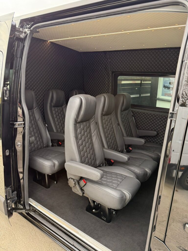 Samochód dostawczy z zabudową brygadową – widok z przodu całego pojazdu