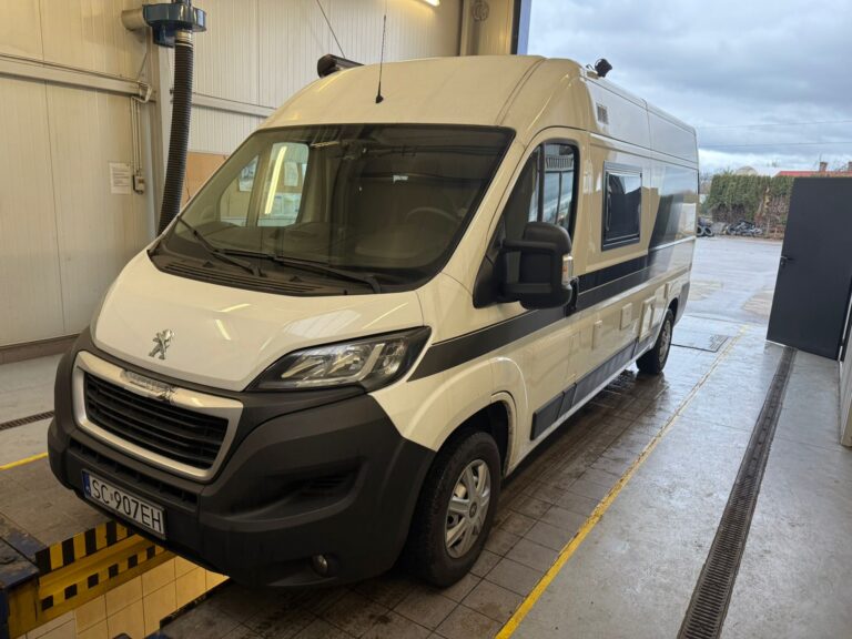 Samochód z brygadową konfiguracją siedzeń – idealny dla firm budowlanych i usługowych