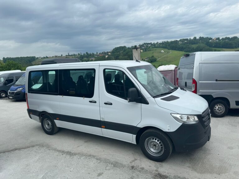 Samochód dostawczy z brygadówką – ujęcie wnętrza z zasobnikiem narzędzi i dodatkowymi siedzeniami