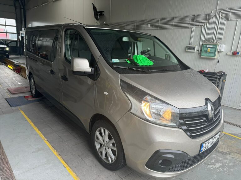 Zabudowa samochodu dostawczego – przestrzeń cargo i siedzenia brygadowe obok siebie